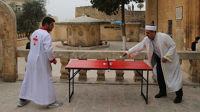 Mardin'de 'Dünya Masa Tenisi Günü' Etkinliğinde, İmam ile Kilise Koro Üyesi Masa Tenisi Maçı Yaptı