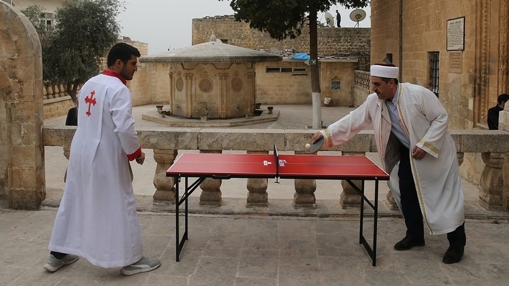 Mardin'de 'Dünya Masa Tenisi Günü' Etkinliğinde, İmam ile Kilise Koro Üyesi Masa Tenisi Maçı Yaptı
