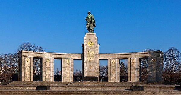 15. "Almanya'da özellikle savaş anıtlarını gezerken Hitler şakası yapmak veya Nazi selamı vermek gibi saçma hareketler yaparsanız tutuklanabilirsiniz."