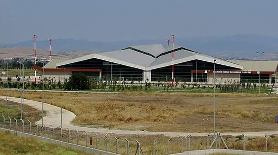 İki Yıldır Uçak İnmeyen Havalimanını Ot Bastı; Temizlik İçin İhaleye Çıkıldı