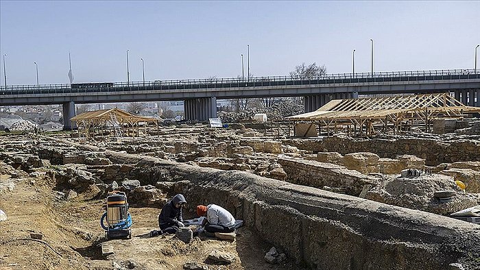 Tarih Fışkırıyor! Haydarpaşa Kazılarında Helenistik Döneme Ait Kiremit Mezar Bulundu