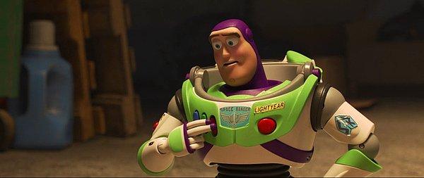 2. Toy Story 4 filminde, Buzz Lightyear'ın kostümünde bulunan etiketler soyulmaya başladığı dikkat çekiyor.