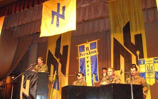 Azak Taburu ilk olarak 2014 yılında 'Ukrayna Patriotları (Vatanseverleri)' isimli grubun ve neo-Nazi topluluğu olan SNA'nın üyelerinin bir araya gelip gönüllü olarak kurduğu bir topluluk.