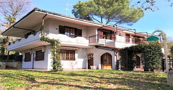 İtalya'dan 300 m2'lik 2700 m2 bahçesi olan bir villa da 400 bin dolara alınabiliyor.