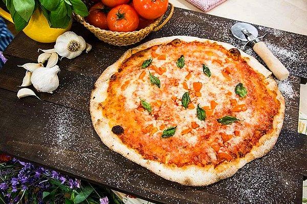 6. Margherita pizzanın adı bir kraliçeden geliyor. Kral Umberto I ve Kraliçe Margherita, Napoli'yi ziyaret ettiklerinde, süslü yemeklerinden bir değişiklik istediler ve o zamanlar fakirlerin yemeği olan bu pizzayı istediler. Kraliçe, mozzarellalı pizzayı o kadar çok sevdi ki, sonunda bu pizzaya onun adı verildi!