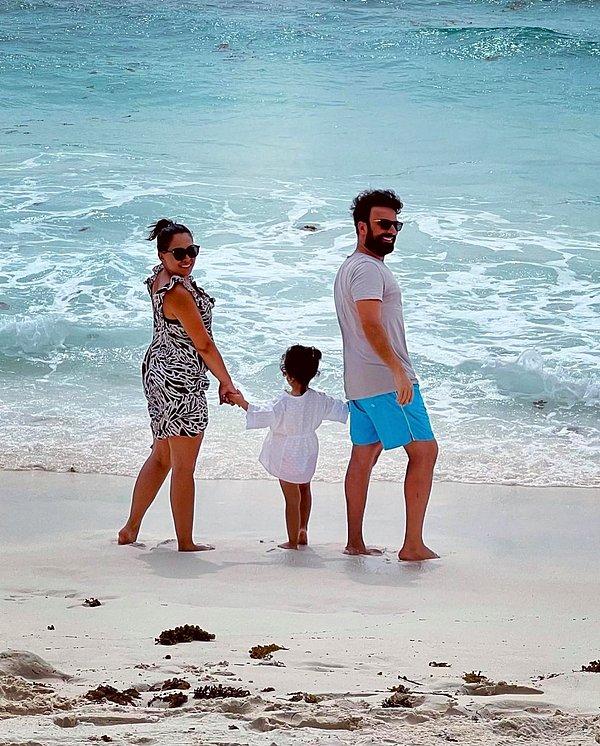 Tarkan'ın geçtiğimiz gün Maldivler'de ailesiyle yaptığı tatili belki hatırlarsınız. Eşi Pınar ve kızı Liya ile mutluluk pozlarını işte böyle yayınlamıştı Megastar.