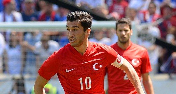 Almanya’da doğan bir Türk olarak, Türkiye Milli Takımı’nı seçmesi; bizleri Dortmund, Real Madrid ve Liverpool’da temsil etmesi bir dönüm noktasıydı. İstese Almanya Milli Takımı’nda rahatlıkla oynardı.