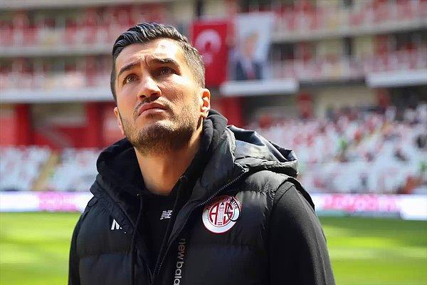 Futbolculuk kariyeri devam ederken Antalyaspor, teknik direktör Ersun Yanal ile başarısız sonuçların ardından ayrılma kararı aldı. Yeni teknik direktör için ise Nuri Şahin’e bir şans verdiler.