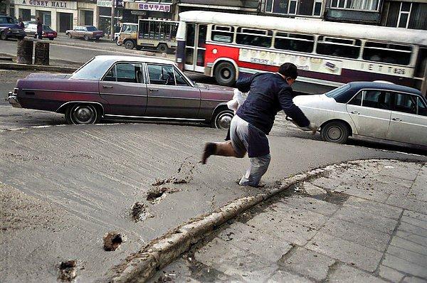 19. Yeni dökülmüş betona basan adam, İstanbul, 1970.