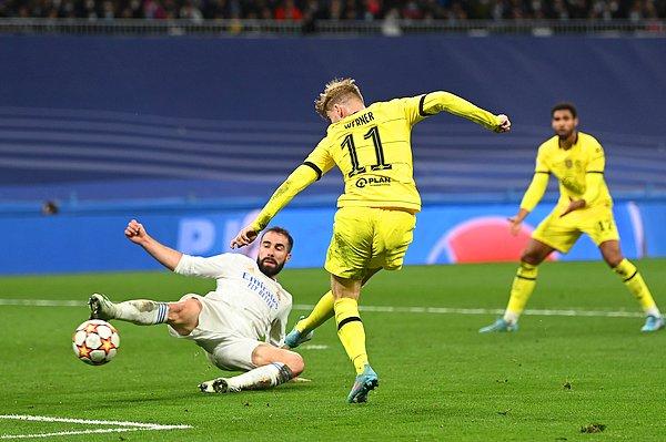 İlk maçta kendi evinde 3-1 yenilen Chelsea, Real Madrid deplasmanında dakikalar 75'i gösterdiğinde Mason Mount, Rüdiger ve Werner'in golleriyle 3-0 öne geçti.