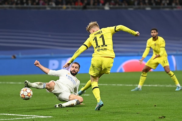 İlk maçta kendi evinde 3-1 yenilen Chelsea, Real Madrid deplasmanında dakikalar 75'i gösterdiğinde Mason Mount, Rüdiger ve Werner'in golleriyle 3-0 öne geçti.