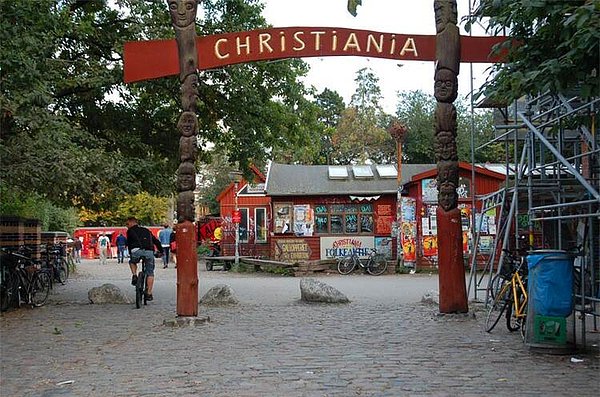 15. Kopenhag'ta özgürlüğü ilan etmiş Christiania'da esrar içmek tamamen serbest ama hemen dışında yasak.