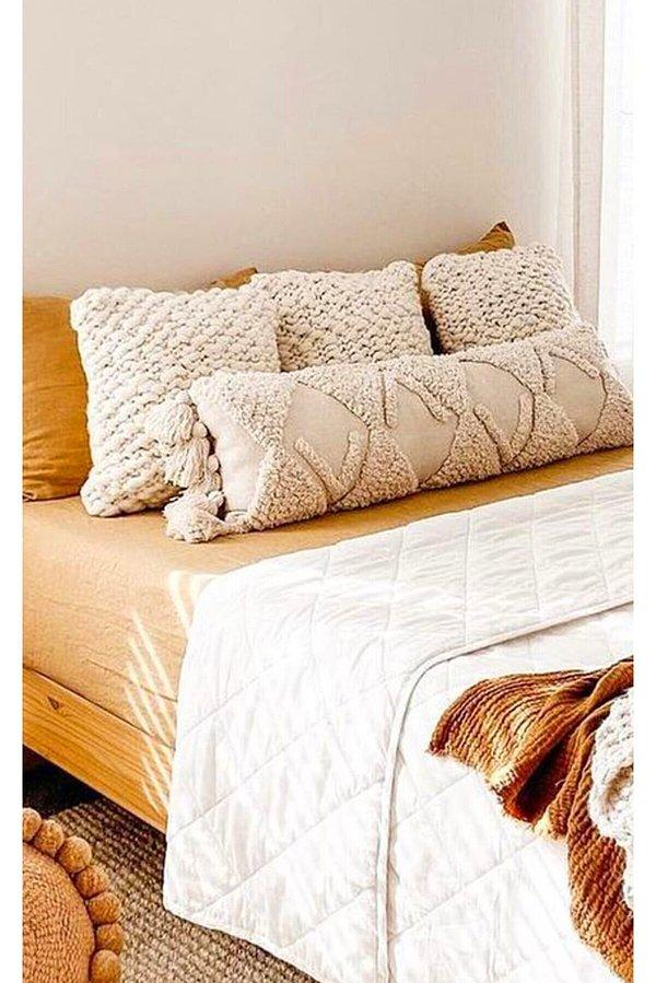 2. Uzun kırlent kılıfını yatak odanı güzelleştirmek için kullanabilirsin.