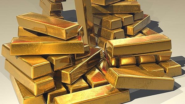 Savaşın şiddetleneceği beklentilerine enflasyon baskısı da eklenince uluslararası piyasalarda ons altın fiyatları yüksek seyrediyor.