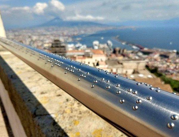 8. "Napoli'deki bu tırabzanlarda görme engelli insanlar için manzarayı tarif eden kabartma yazıyla yazılmış bir yazı bulunuyor."