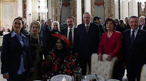 Bildiğiniz üzere geçtiğimiz cumartesi günü Cumhurbaşkanı Erdoğan, Dolmabahçe Sarayı'nda ünlüleri davet ettiği bir iftar yemeği düzenledi eşi Emine Erdoğan ile birlikte.