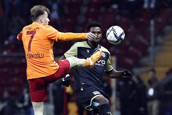 Mücadelenin ilk yarısında Galatasaray ve Yeni Malatyaspor oldukça fazla top kaybı yaptı ve organize atak geliştirmekte zorlandı.