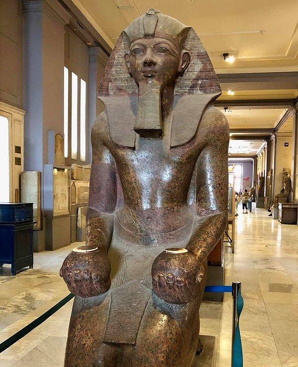 9. Mısır'ın en büyük firavunlarından biri erkek kılığındaki bir kadındı.