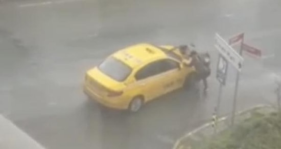 Yine Ücret Tartışması: Taksici Kadın Turisti Darp Etti, Üzerine Araç Sürdü