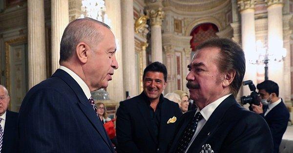 Cumhurbaşkanı Recep Tayyip Erdoğan, geçtiğimiz günlerde Dolmabahçe Sarayı'nda sanatçı, oyuncu ve birçok ünlü isimle iftar programında bir araya gelmişti.