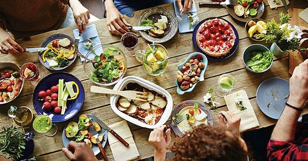 2. Portekiz'de yemek kültürü dünyanın geri kalanı için kafa karıştırıcıdır. Çünkü burada yemek insanların hayatlarının büyük bir parçasıdır ve sosyalleşme yemek masasının etrafında döner. Şöyle ki yemek yemenin belirli bir saati yoktur ve bu yemek masalarında insanlar saatlerce oturur.