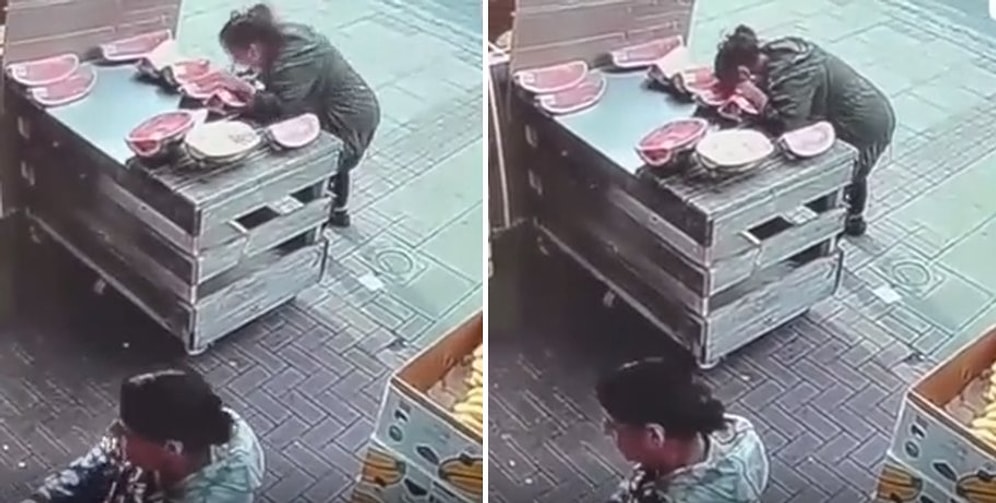 Ağız Hakkı Mı Bu? Manav Tezgahındaki Dilimli Karpuza Kafasını Geçirip Isırarak Yiyen Kadın