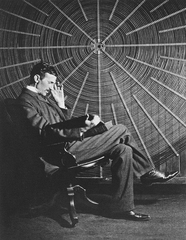 2. Nikola Tesla, akıllı telefonları tam 100 yıl önceden tahmin etti.