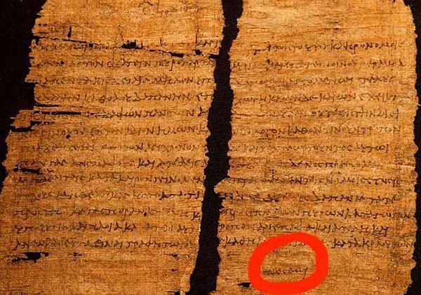 6. Üzerinde Kleopatra'nın el yazısının bulunduğu bir parşömen var.