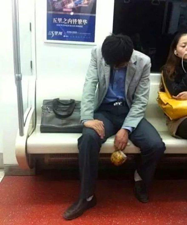 1. Eşi kendisini aradığında ‘Evet aşkım, evet yemek yedim. Beni beklemeyin. Çocukları öpüyorum’ dedikten sonra yorgunluktan metroda uyuyakalan bir baba: