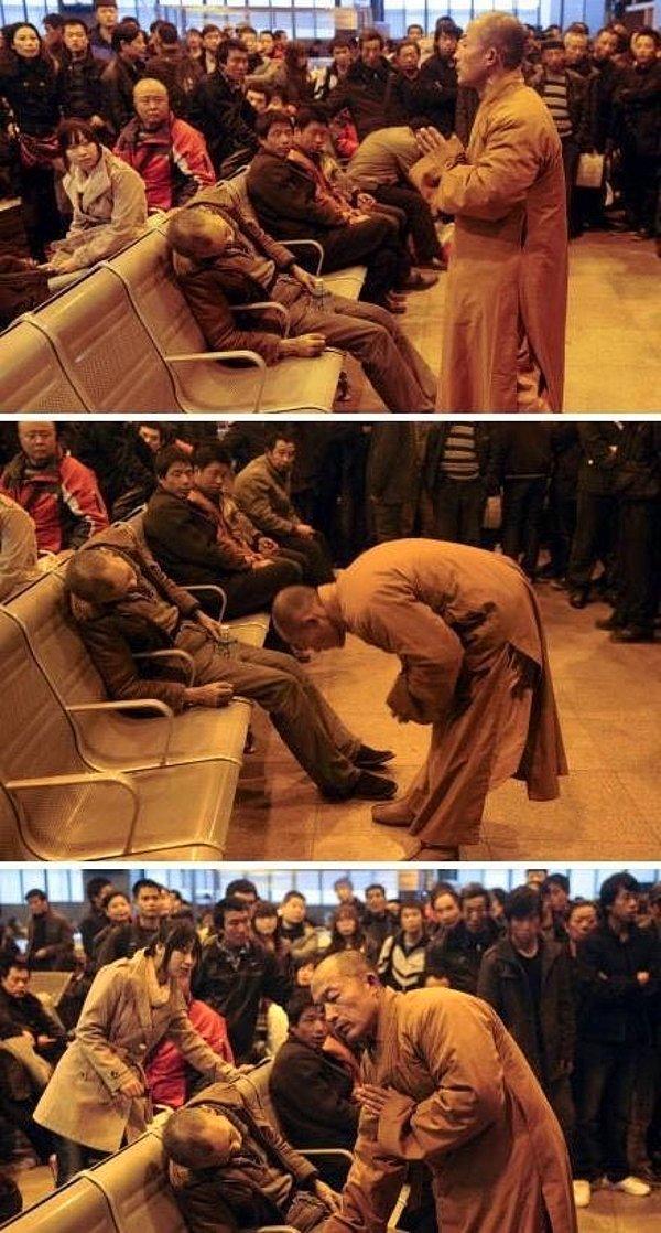6. Bir tren istasyonunda aniden fenalaşan bir adama dua eden bir keşiş: