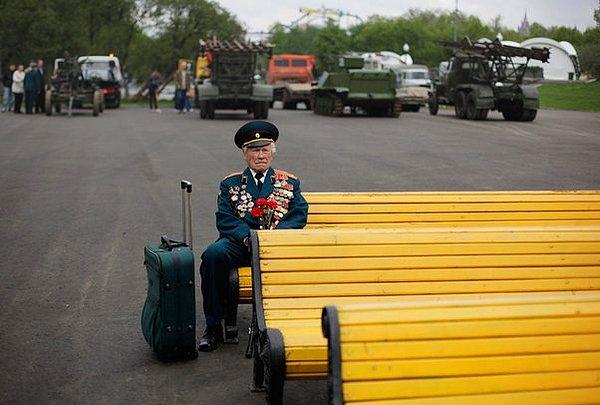 12. Belarus'ta yaşayan ve bir II. Dünya Savaşı gazisi olan 86 yaşındaki Konstantin Pronin, her yıl 9 Mayıs'ta Zafer Bayramı için silah arkadaşlarıyla Gorki Parkı'nda buluşuyormuş.