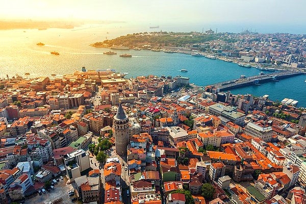 Bu konut krizinden dolayı İstanbul yakında yaşanamaz bir kent olacak gibi görünüyor. (ki şu anda pek fark yok gibi...) Bunun olası sebeplerini Ussal Sahbaz, şöyle dile getiriyor: