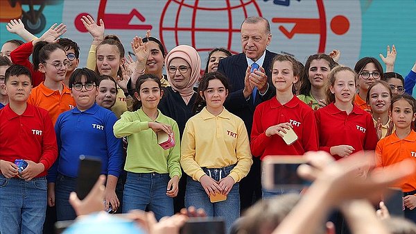 14. Cumhurbaşkanı Erdoğan, 23 Nisan TRT Çocuk Şenliği'nde çocuklara tavsiyede bulundu: 'Yarın hayatın farklı alanlarında söz etki, yetki sahibi olduğunuzda sakın ola zamana yenik düşmeyin, sakın ola kirlenmeyin.'