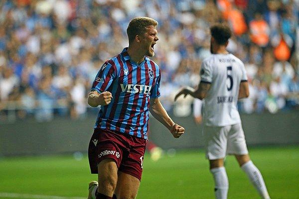 Adana Demirspor'u 3-1 mağlup eden Trabzonspor şampiyonluk için dev bir adım attı.