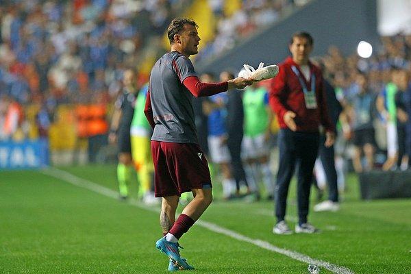 Maç esnasında sıra dışı bir olay yaşandı. Trabzonsporlu Yusuf Erdoğan'a Demirspor tribünlerinden dürüm atıldı. 👇