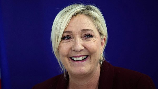 Peki kimdir Marine Le Pen? Hemen başlayalım. Kendisi 5 Ağustos 1968'te Neuilly-sur-Seine, Fransa'da doğdu.