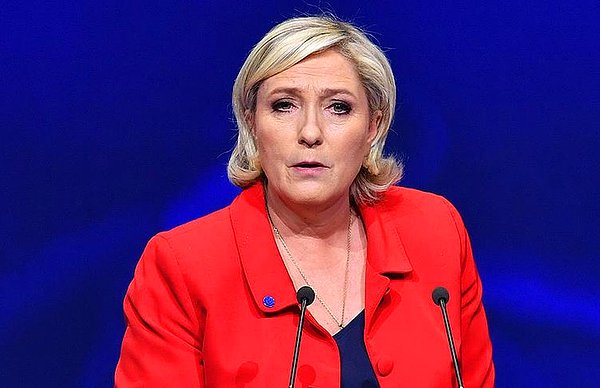 Le Pen'in babasıyla olan münakaşası ise baba Le Pen'in Nazi yanlısı tavırları ve antisemitizme yakın görüşlerinden ileri geliyor.