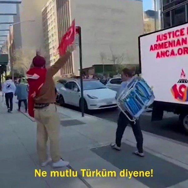 Sırtına ve eline aldığı Türk bayrağıyla eylem yapan oyuncu, bozkurt işareti yaparak 'Ne mutlu Türküm diyene!' sözleriyle karşılık verdi.