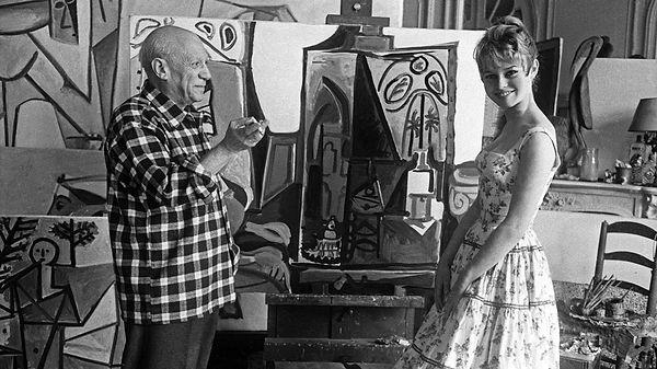 Yarattığı eserlerin yanı sıra kadınlarla olan çalkantılı ilişkileriyle de nam salan Pablo Picasso'nun aşk defteri epey kalabalık olsa da takıntı derecesinde aşık olup bir türlü elde edemediği bir kadın var.