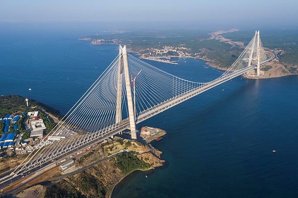İstanbul Boğazı'nın üçüncü köprüsü Yavuz Sultan Selim'in maliyeti 3 milyar dolar olduğu açıklanmışsa 140 karakter değil ama Boğaz'a 15 köprü dizebilirdik