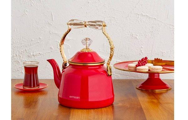 3. Kırmızı vintage kettle görevi devralmaya hazır.