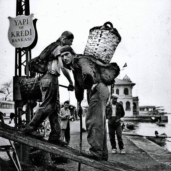 19. Kadıköy İskelesi'nde iki hamal, İstanbul, 1964.