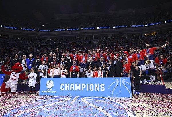 Kupayı 17 galibiyet ve 1 mağlubiyetle tamamlayarak şampiyonluğa ulaşan Bahçeşehir Koleji'nin, organizasyon tarihindeki en başarılı takım unvanına ulaştığı da ifade edildi.