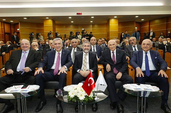 Hazine ve Maliye Bakanı Nureddin Nebati’nin İstanbul Sanayi Odası toplantısındaki konuşmasında ilginç anlar yaşandı.