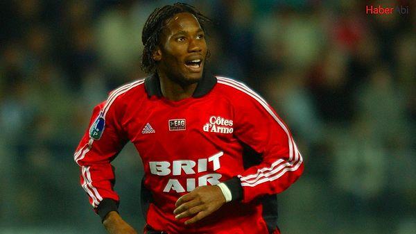 Diplomayı aldıktan sonra Didier kendini futbola verdi. Sağ bek olan mevkisini değiştirerek forvete geçti ve özelliklerini geliştirdi. Çok çalıştı ve bunun meyvesini 2002'de Guingamp'a transfer olarak aldı.