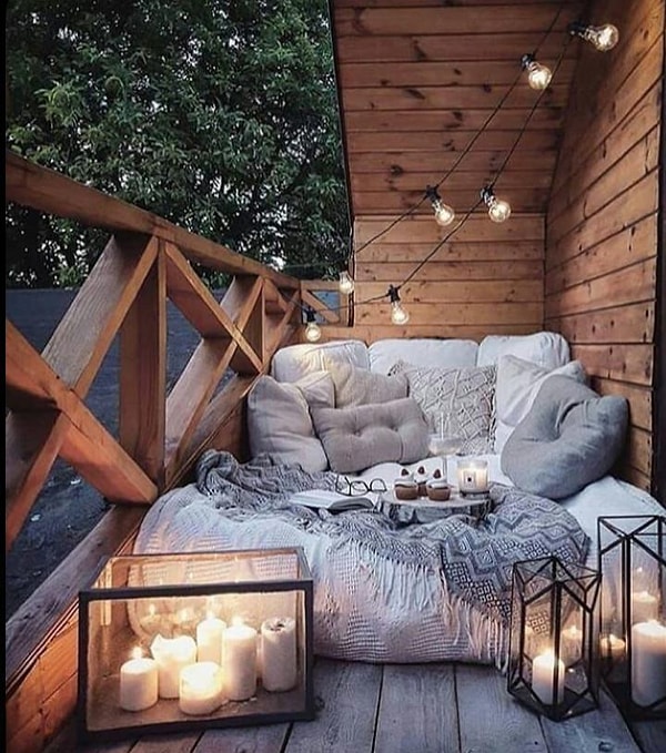 15. Salaş ortamların vazgeçilmezi mumlar ve minderler.