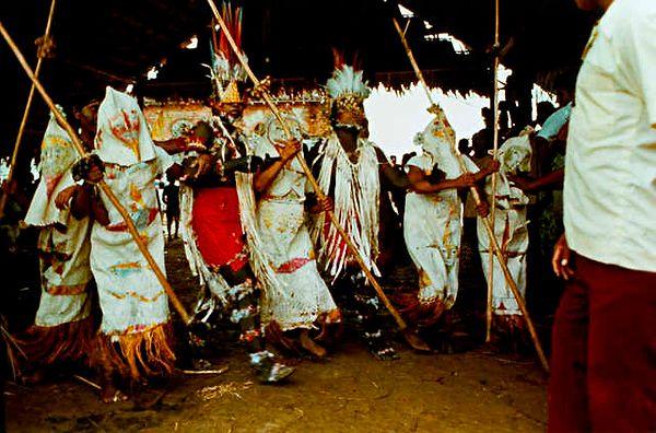 Tikuna kabilesi, yukarıda da belirttiğimiz gibi Brezilya, Peru ve Kolombiya'nın yerli halkıdır. Bu kabile birçok bakımdan diğer kabilelerden ayrılıyor.
