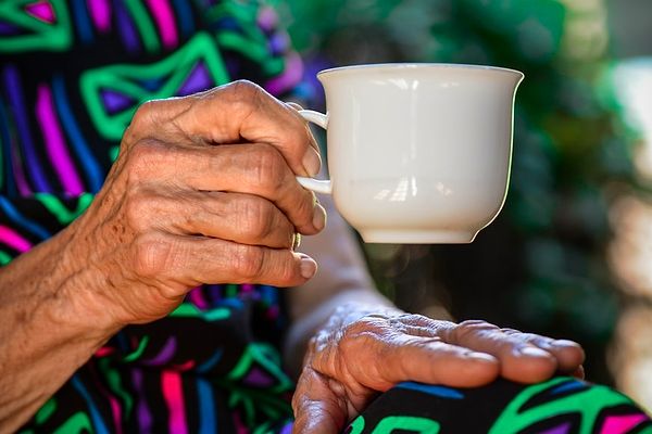 Geraskofobiye sebep olan şeylerden bazıları; kendine yetememe korkusu, fiziksel olarak dinç hissetmeme ve yaşlılığa bağlı ekonomik kaygılar içine girme olarak gösterilebilir.