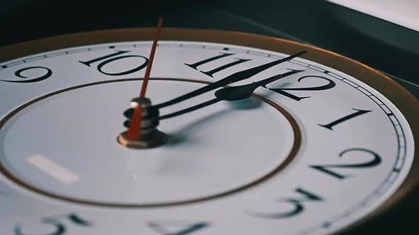 24 saatin ilk bölümü yani ortalama bir günün 1440'da biri dakika, 86 bin 400'de biri de saniye olarak kabul edildi. Bu tanımlama 1967 yılına kadar geçerliliğini korudu.