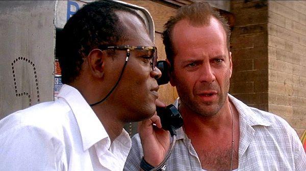 John McClane ve Harlem mağazası sahibi Zeus Carver, Federal Rezerv Binası'nı soymayı planladığı New York'ta Alman terörist Simon tarafından hedef alınır.